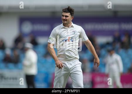 Clean Slate Headingley Stadium, Leeds, West Yorkshire, Regno Unito. 4th maggio, 2023. Yorkshire County Cricket Club / Glamorgan County Cricket Club nel LV= Insurance County Championship scontro al Clean Slate Headingley Stadium. Jordan Thompson of Yorkshire County Cricket Club Credit: Touchlinepics/Alamy Live News Foto Stock