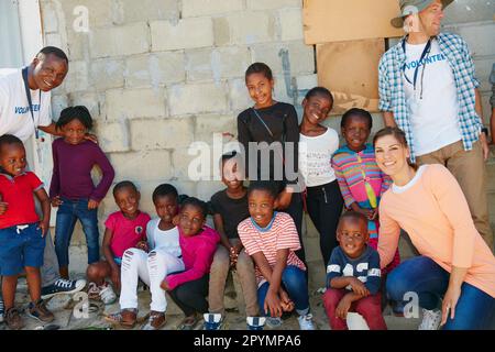 Trascorrere del tempo con i bambini della comunità. Ritratto di bambini in un evento di sensibilizzazione della comunità. Foto Stock