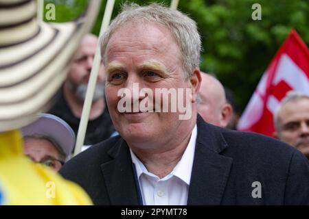 Parigi, Francia. 01st maggio, 2023. Il leader dell'Unione, Francois Hommeril, presidente del CFE-CGC, intervenendo con un manifestante durante la manifestazione. Manifestazione a Parigi il giorno 2023 maggio in solidarietà con la giornata internazionale dei lavoratori. Centinaia di migliaia di persone si riuniscono a Parigi per protestare per i loro diritti civili e per la loro opposizione alla recente legge francese sulle pensioni. (Foto di Siavosh Hosseini/SOPA Images/Sipa USA) Credit: Sipa USA/Alamy Live News Foto Stock