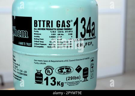 Cairo, Egitto, maggio 2 2023: Gas BTTRI R -134a Freon , un gas incolore a temperatura ambiente, non infiammabile, incolore, Un refrigerante per sostituire CFC-12 in una Foto Stock