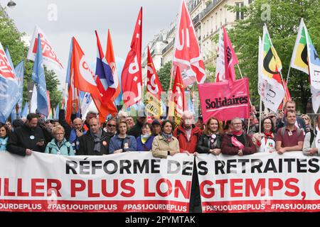 I dirigenti dell'Unione (L-R) Segretari generali e rappresentanti sindacali europei dei sindacati turchi, dei quadri dell'euro, dell'EPSU, dell'UNSA (segretario generale di Laurent Escure), del CFDT (Laurent Berger e Marylise Leon), del CGT (Sophie Binet), dei Solidaires (Murielle Guilbert e Simon Duteil), della Federazione Syndicale Unitaire FSU (Benoit teste), del CFE-CFM (CFM) e del CFM-CFM-CFM), Jean-CFM-CFM (CFM-CFM), Force Ouvriere FO (Frederic Souillot), Unione studentesca UNEF (Imane Ouelhadj e Adrien Lienard) partecipano alla manifestazione. Manifestazione a Parigi il giorno 2023 maggio in solidarietà con la giornata internazionale dei lavoratori. Centomila Foto Stock