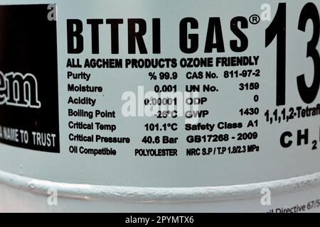 Cairo, Egitto, maggio 2 2023: Gas BTTRI R -134a Freon , un gas incolore a temperatura ambiente, non infiammabile, incolore, Un refrigerante per sostituire CFC-12 in una Foto Stock