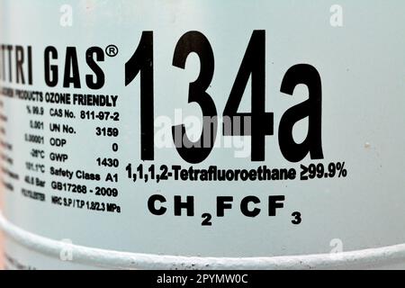 Cairo, Egitto, maggio 2 2023: Gas BTTRI R -134a Freon , un gas incolore a temperatura ambiente, non infiammabile, incolore, Un refrigerante per sostituire CFC-12 in una Foto Stock