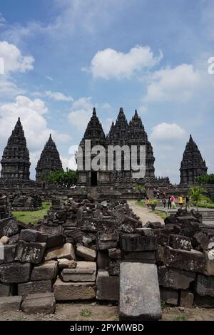 Yogyakarta, Indonesia, vista verticale su Candi Prambanan con i visitatori all'ingresso Foto Stock