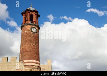 Torre dell'Orologio del Castello di Erzurum con tradizionale architettura piastrellata rossa. Spazio copia Foto Stock