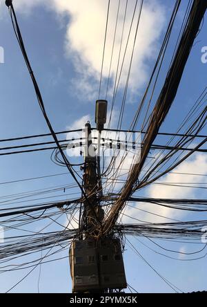 I poli elettrici con fili molto naturali sono simboli tipici in tutto il Vietnam Foto Stock