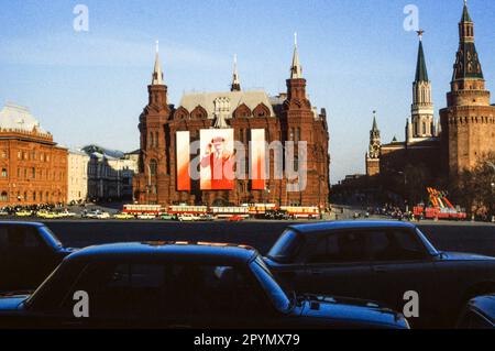 1988: Un banner di V.I. Lenin è appeso al Museo storico di Stato nella Piazza Rossa di Mosca, giorni prima delle celebrazioni del giorno di maggio. Foto Stock