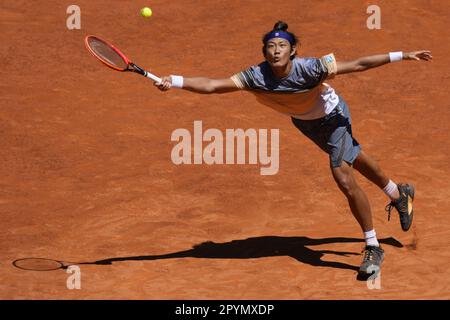 Madrid, Spagna. 04th maggio, 2023. Zhizhen Zhang della Cina restituisce un colpo ad Aslan Karatsev della Russia durante la loro quarta finale di partita del Mutua Madrid Open allo stadio Caja Magica, a Madrid, in Spagna, giovedì 4 maggio, 2023. Foto di Paul Hanna/UPI Credit: UPI/Alamy Live News Foto Stock