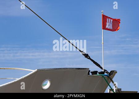 flagpole con bandiera di amburgo sulla prua della nave Foto Stock