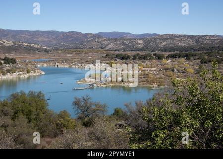 Campo, CA, USA - 13 novembre 2021: Il lago Morena è un luogo piacevole per praticare sport acquatici nei pressi di San Diego. Foto Stock