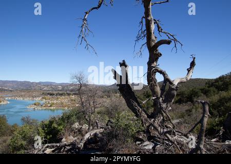 Campo, CA, USA - 13 novembre 2021: Il lago Morena è un luogo piacevole per praticare sport acquatici nei pressi di San Diego. Foto Stock