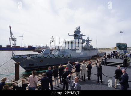 Amburgo, Germania. 04th maggio, 2023. La corvette F266 'Emden', seconda di un totale di cinque nuove navi per la Marina, viene battezzata sulla banchina del cantiere navale Blohm Voss nel porto. Circa sei anni dopo l'ordine di costruzione, la seconda delle cinque nuove navi navali è stata battezzata. La corvette della Marina tedesca è ufficialmente chiamata 'Emden'. Tutte e cinque le nuove cornici sono state costruite sotto la gestione del gruppo NVL in diversi cantieri navali della Germania settentrionale. Credit: Marcus Brandt/dpa/Alamy Live News Foto Stock