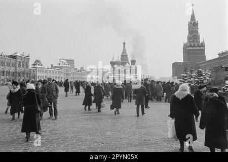 1985: Persone nella Piazza Rossa di Mosca in visita al mausoleo di Lenin di fronte a San Basil, il Cremlino e la Torre Spassky. Foto Stock