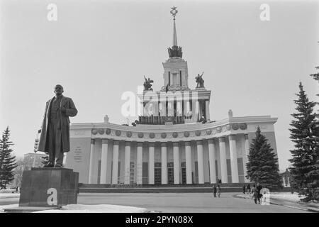 1988: Una statua di Lenin al Padiglione Centrale alla Mostra dei risultati dell'Economia Nazionale nel Distretto di Ostankinsky a Mosca. Foto Stock