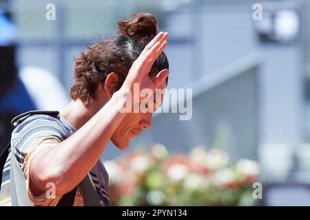 Madrid, Spagna. 4th maggio, 2023. Zhang Zhizhen della Cina reagisce dopo la finale maschile contro Aslan Karatsev della Russia al torneo di tennis Madrid Open di Madrid, in Spagna, il 4 maggio 2023. Credit: Meng Dingbo/Xinhua/Alamy Live News Foto Stock