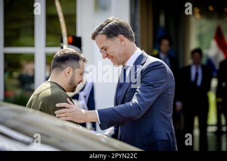 L'AIA - il primo ministro Mark Rutte saluta il presidente ucraino Volodymyr Zelensky al Catshuis. Negli ultimi mesi il presidente si è recato più spesso all'estero. E' la prima volta che visita i Paesi Bassi. ANP ROBIN VAN LONKHUIJSEN olanda fuori - belgio fuori Foto Stock