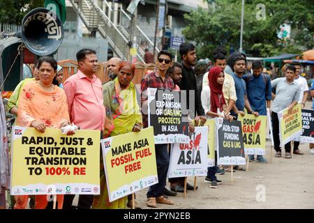 Dhaka, Bangladesh - 04 maggio 2023: Diverse organizzazioni ambientaliste hanno tenuto un raduno a Shahbagh a Dhaka per chiedere la formulazione di en sostenibile Foto Stock