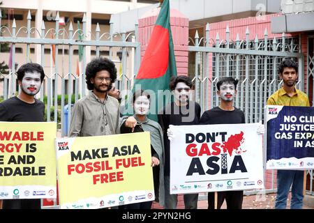 Dhaka, Bangladesh - 04 maggio 2023: Diverse organizzazioni ambientaliste hanno tenuto un raduno a Shahbagh a Dhaka per chiedere la formulazione di en sostenibile Foto Stock