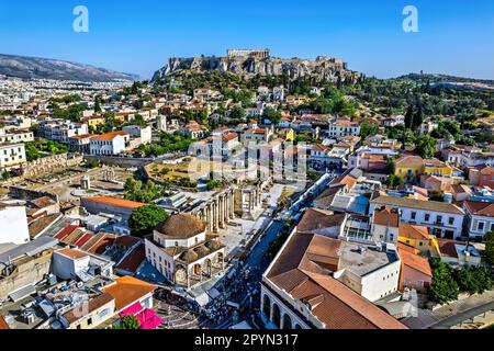 Vista parziale aerea del centro storico di Atene, Grecia. Da davanti a dietro si può vedere, Monastiraki, Plaka e l'Acropoli Foto Stock