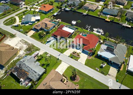 Tetti della casa danneggiati dopo l'uragano Ian nella zona residenziale costiera della Florida. Conseguenze di disastro naturale Foto Stock