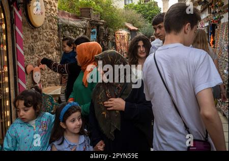 Antalya, Turchia - Kaleici, la città vecchia di Antalya, è un labirinto di vicoli stretti e vicoli che sono vivi con persone di tutte le età e background. Foto Stock