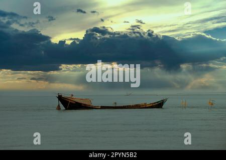 Foto di una barca da pesca nel fiume Padma in Bangladesh. Foto Stock