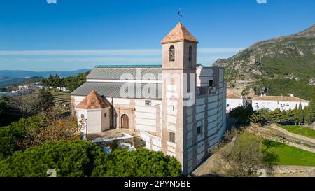 Vista del bellissimo villaggio bianco di Casares nella provincia di Malaga, Spagna Foto Stock