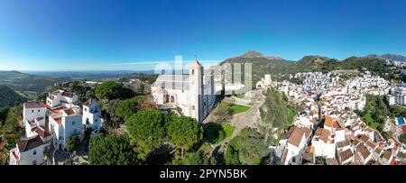 Vista del bellissimo villaggio bianco di Casares nella provincia di Malaga, Spagna Foto Stock