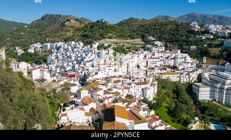 Vista del bellissimo villaggio bianco di Casares nella provincia di Malaga, Spagna Foto Stock