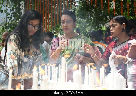 Dhaka, Bangladesh. 04/05/2023, il devoto buddista offre preghiere in un tempio durante il festival Buddha Purnima a Dhaka, Bangladesh, il 4 maggio 2023 Foto Stock