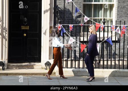 La moglie di Rishi Sunak Akshata Musty saluta First Lady of Ukraine Olena Zelenska fuori 10 Downing Street, Londra durante la sua visita nel Regno Unito. Data immagine: Giovedì 4 maggio 2023. Foto Stock