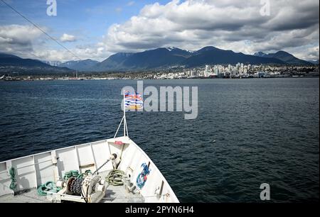 Vancouver, Canada. 25th Apr, 2023. L'arco di una nave nel porto di Vancouver. Credit: Britten/dpa/Alamy Live News Foto Stock