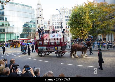 I partecipanti partecipano alla processione del Lord Mayor’s Show annuale nella City di Londra. Foto Stock