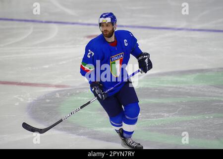 Nottingham, 30 aprile 2023. Thomas Larkin gioca per l'Italia contro la Corea durante una partita nel campionato mondiale di hockey su ghiaccio IIHF 2023, Divisione i, torneo di Gruppo A alla Motorpoint Arena di Nottingham. Credito: Colin Edwards Foto Stock