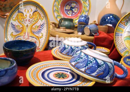 Castelnuovo don Bosco, Piemonte, Italia -04/25/2018- il mercato annuale dell'antiquariato e dell'annata. Bancarella con ceramiche in porcellana dipinta. Foto Stock