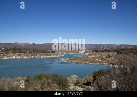 Campo, CA, USA - 13 novembre 2021: Il lago Morena è un luogo piacevole per praticare sport acquatici nei pressi di San Diego. Foto Stock