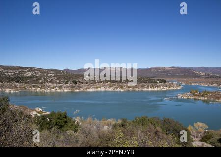 Campo, CA, USA - 13 novembre 2021: Il lago Morena è un luogo piacevole per praticare sport acquatici nei pressi di San Diego. Foto Stock