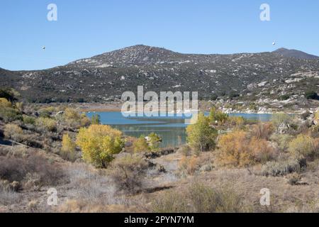 Campo, CA, USA - 13 novembre 2021: Il lago Morena è un luogo piacevole per praticare sport acquatici nei pressi di San Diego. Foto Stock