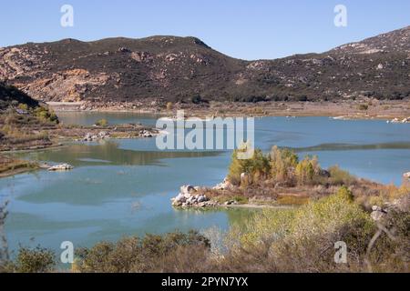 Campo, CA, USA - 13 novembre 2021: Il lago Morena è un luogo piacevole per praticare sport acquatici nei pressi di San Diego. Foto Stock