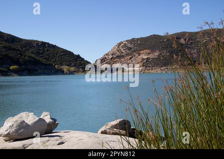 Campo, CA, USA - 13 novembre 2021: Il lago Morena è un luogo piacevole per praticare sport acquatici nei pressi di San Diego. Foto Stock