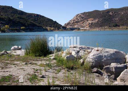 Campo, CA, USA - 13 novembre 2021: Il lago Morena è un luogo piacevole per praticare sport acquatici nei pressi di San Diego. Foto Stock