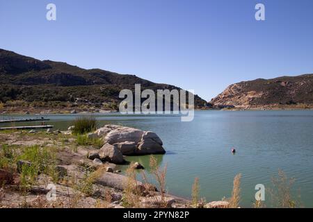 Campo, CA, USA - 13 novembre 2021: Il lago Morena è un luogo piacevole per praticare sport acquatici nei pressi di San Diego. Foto Stock