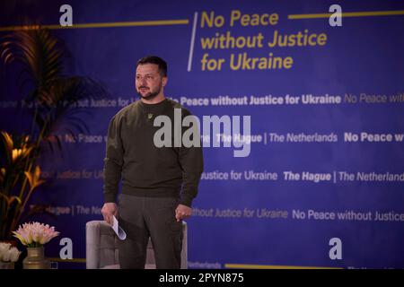 L'Aia, Paesi Bassi. 04th maggio, 2023. Il Presidente ucraino Volodymyr Zelenskyy consegna un discorso al Tribunale penale internazionale chiedendo l'arresto del Presidente russo Vladimir Putin per crimini di guerra, 4 maggio 2023 all'Aia, Paesi Bassi. Credit: Foto piscina/Ufficio stampa presidenziale ucraino/Alamy Live News Foto Stock