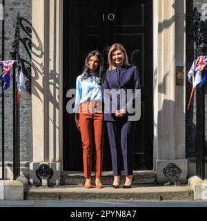 Londra, Regno Unito. 04th maggio, 2023. Akshata Murthy, moglie del primo ministro britannico Rishi Sunak, dà il benvenuto a First Lady of Ukraine, Olena Zelenska, al 10 di Downing Street questo pomeriggio. Credit: Imageplotter/Alamy Live News Foto Stock