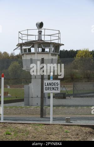 04 maggio 2023, Baviera, Töpen: 'Confine terrestre' è scritto su un cartello presso il Museo tedesco-tedesco Mödlareuth. In futuro, un'estensione consentirà al museo di raccontare la storia della divisione e della riunificazione tedesca utilizzando come esempio Mödlareuth, sulla base delle ultime ricerche. Foto: Bodo Schackow/dpa Foto Stock