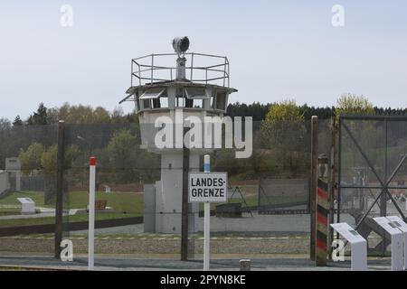 04 maggio 2023, Baviera, Töpen: 'Confine terrestre' è scritto su un cartello presso il Museo tedesco-tedesco Mödlareuth. In futuro, un'estensione consentirà al museo di raccontare la storia della divisione e della riunificazione tedesca utilizzando come esempio Mödlareuth, sulla base delle ultime ricerche. Foto: Bodo Schackow/dpa Foto Stock