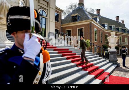 L'Aia, Niederlande. 04th maggio, 2023. Re Willem-Alexander dei Paesi Bassi a Palace Huis ten Bosch a l'Aia, il 04 maggio 2023, per ricevere in udienza Volodymyr Zelensky, il Presidente dell'Ucraina Credit: Rota Remko de Waal/ Albert Nieboer/Netherlands OUT/Point de Vue OUT/dpa/Alamy Live News Foto Stock