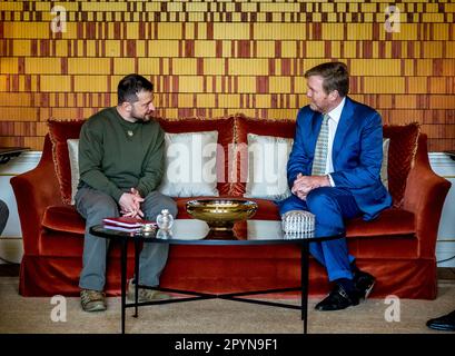 L'Aia, Niederlande. 04th maggio, 2023. Re Willem-Alexander dei Paesi Bassi a Palace Huis ten Bosch a l'Aia, il 04 maggio 2023, per ricevere in udienza Volodymyr Zelensky, il Presidente dell'Ucraina Credit: Rota Remko de Waal/ Albert Nieboer/Netherlands OUT/Point de Vue OUT/dpa/Alamy Live News Foto Stock