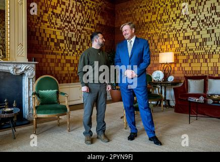 L'Aia, Niederlande. 04th maggio, 2023. Re Willem-Alexander dei Paesi Bassi a Palace Huis ten Bosch a l'Aia, il 04 maggio 2023, per ricevere in udienza Volodymyr Zelensky, il Presidente dell'Ucraina Credit: Rota Remko de Waal/ Albert Nieboer/Netherlands OUT/Point de Vue OUT/dpa/Alamy Live News Foto Stock