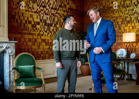 L'Aia, Niederlande. 04th maggio, 2023. Re Willem-Alexander dei Paesi Bassi a Palace Huis ten Bosch a l'Aia, il 04 maggio 2023, per ricevere in udienza Volodymyr Zelensky, il Presidente dell'Ucraina Credit: Rota Remko de Waal/ Albert Nieboer/Netherlands OUT/Point de Vue OUT/dpa/Alamy Live News Foto Stock